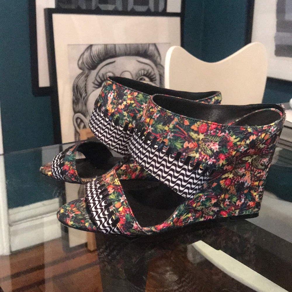 Used Nicole Miller sandals